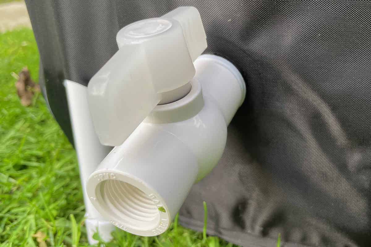 Close-up of snö Portable Ice Bath's efficient drain pipe system for easy water release